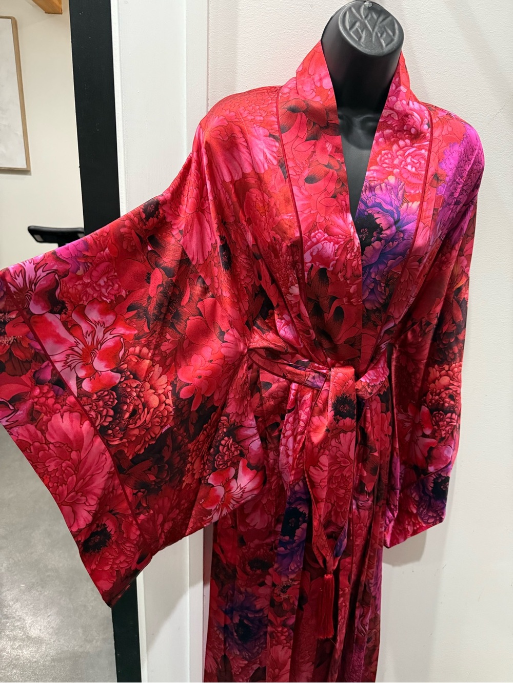 Natori (Josie Natori) Red and Pink Floral Silk Kimono Robe with Belt - Picture 2 of 6